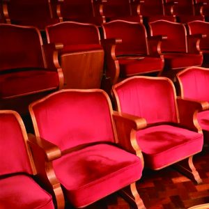 演艺公司亏损百万，经纪人卖额温枪，疫情下的演出行业还好吗？